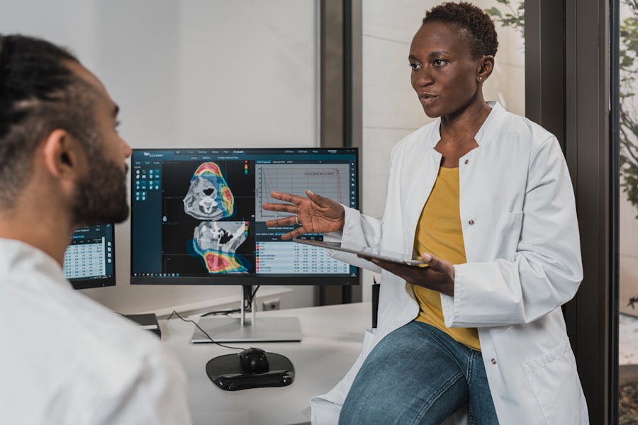 Profesionales de Cabmédicas SAS revisando un diagnóstico médico